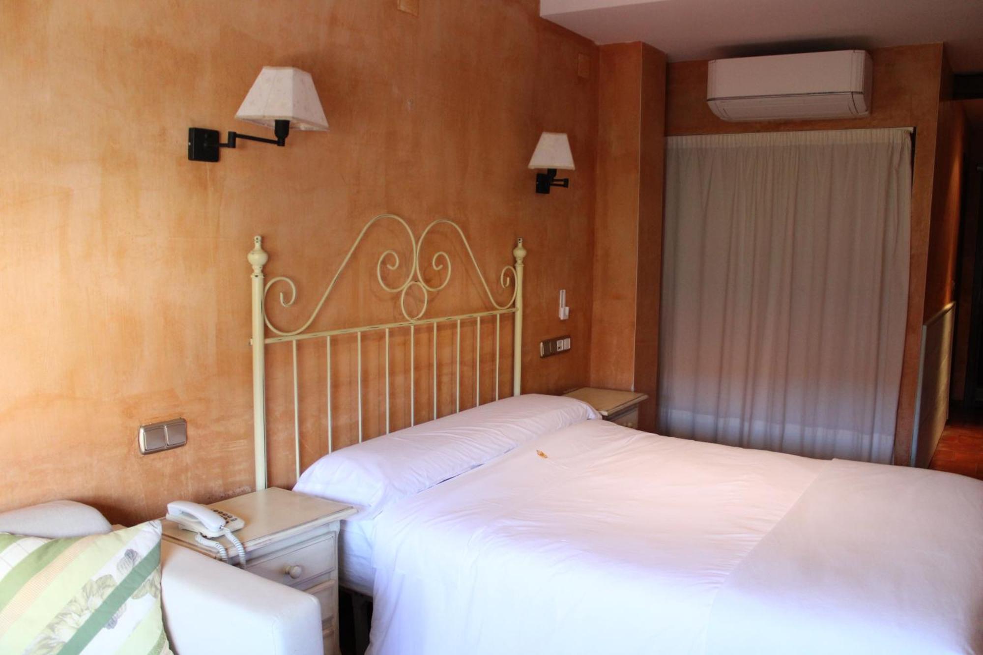 Hotel Rural Carlos I Garganta la Olla Bagian luar foto