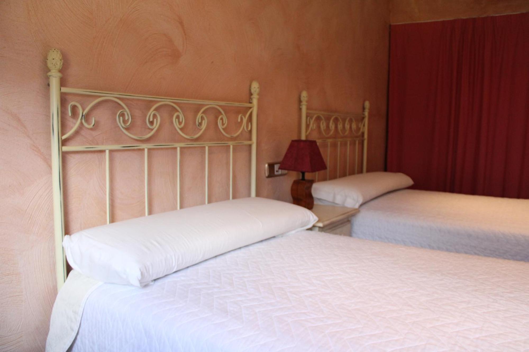 Hotel Rural Carlos I Garganta la Olla Bagian luar foto